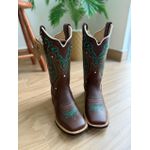 BOTA TEXANA EM COURO LATEGO MARROM BORDADO TRIBAL E FLORAO BEGE E VERDE