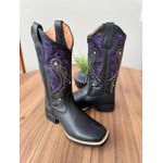 BOTA TEXANA EM COURO LATEGO PRETO BORDADO TRIBAL E FLORAO BEGE E ROXO