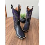 BOTA TEXANA EM COURO LATEGO PRETO BORDADO TRIBAL E FLORAO BEGE E ROXO
