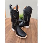 BOTA TEXANA EM COURO LATEGO PRETO BORDADO TRIBAL E FLORAO COM METAIS DOURADO SOLADO BRANCO