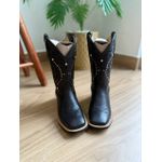 BOTA TEXANA EM COURO PRETO BORDADO ALL BLACK TRIBAL E FLORÃO COM METAIS CANO PEÃO MÉDIO