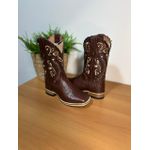 BOTA TEXANA EM COURO ESTILIZADO JACARÉ MARROM BORDADO TRIBAL COM TRICE SOLADO DE MADEIRA CANO TRADICIONAL 