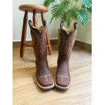 BOTA TEXANA EM COURO HORSE BORDADO PONTILHADO AZUL E NOSSA SENHORA CALCANHAR