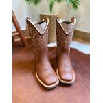 BOTA TEXANA EM COURO MUSTANG BORDADO TRIBAL E FLORAO BEGE COM METAIS DOURADO CANO TRADICIONAL