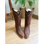 BOTA TEXANA EM COURO BORDADO RAMOS MARROM SOLADO BICO FINO MADEIRA COM METAIS E STRASS