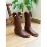 BOTA TEXANA EM COURO BORDADO RAMOS MARROM SOLADO BICO FINO MADEIRA COM METAIS E STRASS