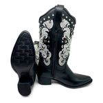 BOTA TEXANA EM COURO PRETO BORDADA E COM METAIS BICO FINO