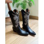 BOTA TEXANA EM COURO LÁTEGO PRETO BORDADO RAMOS BRANCO BICO FINO SOLADO DE MADEIRA