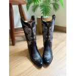 BOTA TEXANA EM COURO LÁTEGO PRETO BORDADO RAMOS BRANCO BICO FINO SOLADO DE MADEIRA