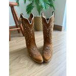 BOTA TEXANA EM COURO BORDADO TRIBAL BEGE COM METAIS E STRASS BICO FINO SOLADO DE MADEIRA