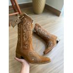 BOTA TEXANA EM COURO BORDADO TRIBAL BEGE COM METAIS E STRASS BICO FINO SOLADO DE MADEIRA