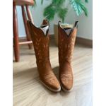 BOTA TEXANA EM COURO NOBUCK CASTOR BORDADO BEGE E LARANJA BICO FINO SOLADO DE MADEIRA