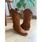 BOTA TEXANA EM COURO NOBUCK CASTOR BORDADO BEGE E LARANJA BICO FINO SOLADO DE MADEIRA