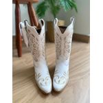 BOTA TEXANA EM COURO BORDADO BRANCO TRIBAL RAMOS BEGE COM METAIS E STRASS BICO FINO SOLADO DE MADEIRA + BAINHA + CANIVETE