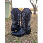BOTA TEXANA EM COURO PRETO BORDADA BICO FINO 