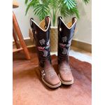 BOTA TEXANA EM COURO BORDADO EKIP ROZETA SOLADO DE MADEIRA CANO ALONGADO