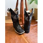 KIT BOTA TEXANA EM COURO PRETO E ESTILIZADO DE PEIXE BORDADO MULAS BRANCO + BAINHA + FACA