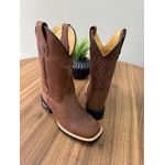 BOTA TEXANA EM COURO HORSE NESCAU RECORTE TOURO E BORDADO QUADRICULADO MARROM
