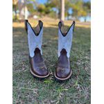 BOTA TEXANA EM COURO BRANCO SOLADO PRETO BICO REDONDO
