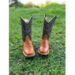 BOTA TEXANA EM COURO IMITAÇÃO AVESTRUZ BORDADO E SOLADO MARROM 