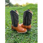 BOTA TEXANA EM COURO IMITAÇÃO AVESTRUZ BORDADO E SOLADO MARROM 