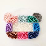 Caixa com 1100 pérolas coloridas de 6mm
