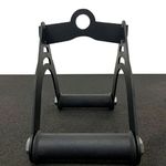 Puxador Triângulo Preto com Manopla para Musculação Cross Over e Pulley - Iniciativa Fitness