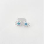 Brinco flor de lótus vazada com pedra turquesa no meio prata 925