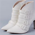 Bota Branca Bebece Fivelas