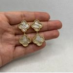 Brinco Trevo Madre Pérola Pendurado