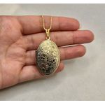 Pingente Relicário Oval Com Detalhes de Folhagem