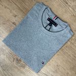 Camiseta TH Cinza.