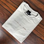 Camiseta HB Bege. ⚫