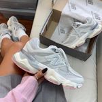 Tênis New Balance 9060 Cinza e rosa
