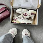Tênis New Balance 9060 Bege e Bordo