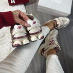 Tênis New Balance 9060 Bege e Bordo