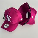 Boné NY Rasgado - Roxo rasgadinho escrita branca 