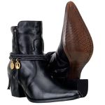 Bota Feminina Bico Fino Em Couro Nobre Cor Preta Com Pingentes