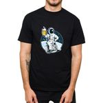 Camiseta Preta - Estampa Astronauta Tomando Cerveja. 