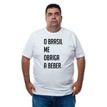 Camiseta Plus Size o Brasil Me Obriga a Beber
