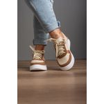 Tênis estiloso com detalhe traseiro em animal print