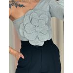 CROPPED FLOR NULA MANGA CINZA