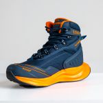 Bota Lion azul em nylon com solado em EVA e TPU.