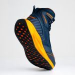 Bota Lion azul em nylon com solado em EVA e TPU.