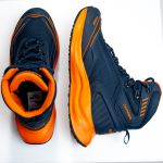 Bota Lion azul em nylon com solado em EVA e TPU.