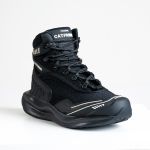 Bota Lion Preta em nylon com solado em EVA e TPU.