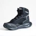 Bota Lion Preta em nylon com solado em EVA e TPU.