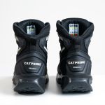 Bota Lion Preta em nylon com solado em EVA e TPU.