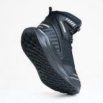 Bota Lion Preta em nylon com solado em EVA e TPU.