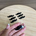 Pingente acrilico bigode 4cm preto - 10 unidades